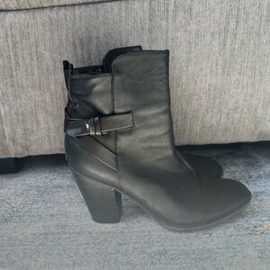 Black Booties Breckelles Faux Leather Heeled Size 8 Women’s